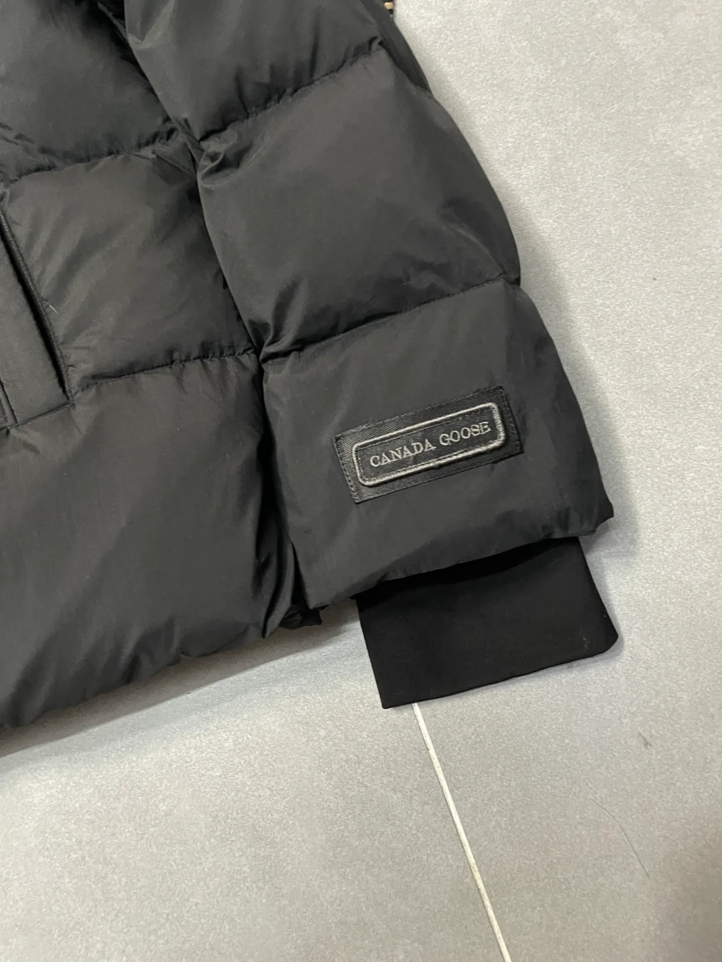 P860 Ouyang Nana second generation Canad goose black label down jacket is a must-have goose black label down jacket in the outerwear industry! The latest designer styles! The goose down jacket has always been a popular element of fashion and is loved by experts from all walks of life! Fashionable hooded cut, high-end customer-supplied fine goose down, high resilience, smooth zipper, strong and firm. Pockets on both sides can store small items, free your hands, and you can go out without worries. It can also meet the need of putting your hands in your pockets👏👏Produced by Big Goose, it can be used as a group uniform by many celebrities. This down jacket uses a double-layer anti-down lining design, which has strong windproof performance and will be very warm in winter! New standard 90% goose down filling, high fluffiness, windproof hooded design. When walking outdoors, pull the collar to the highest position, put your hands in the pockets and it will be very warm. It can be easily controlled by all body types! The interior is equipped with an elastic snow skirt design for better wrapping. The simple and neat style design highlights the masculine temperament. The impeccable style is classic and never goes out of style. It is warm and practical, and it is versatile! You can enter with your eyes closed!    Size: XS-XXL